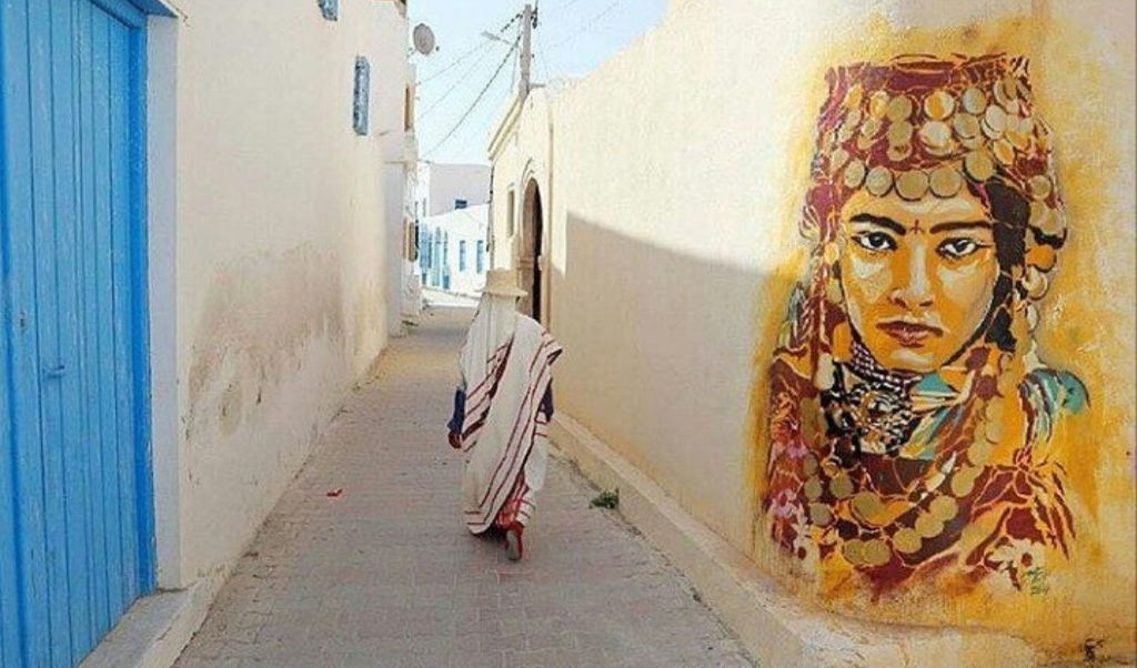 Femme tunisienne de dos dans une ruelle de Tunis